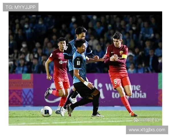 激烈对决 足球赛场上的巅峰对决与精彩瞬间 球员们拼尽全力争夺荣耀